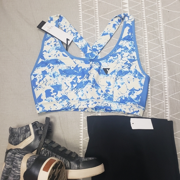 YAS Sports Bra - Picture 1 of 8